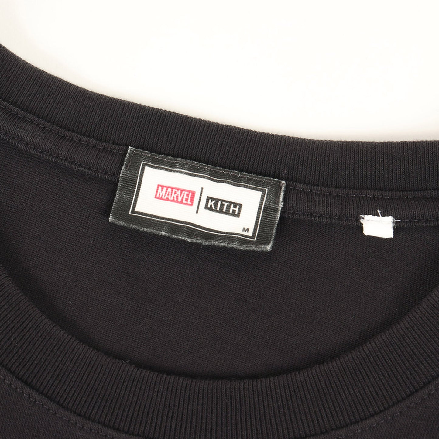 × MARVEL スパイダーマン スポットライト Tシャツ (MARVEL SPIDER-MAN SPOTLIGHT TEE KHM030602)