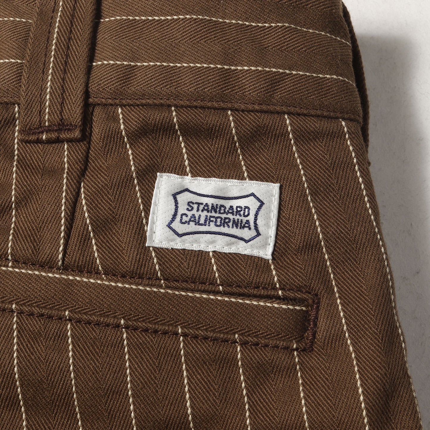 ストライプ ヘリンボーン ワーク チノパンツ (SD Herringbone Stripe Work Pants)