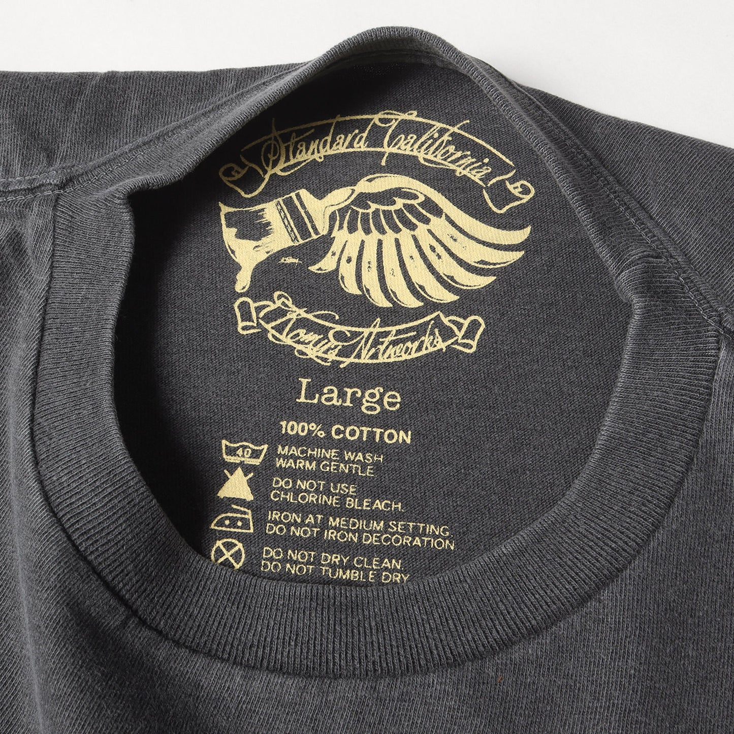 22SS ヒットザロード シールドロゴ Tシャツ (SD Hit The Road Shield Logo T)