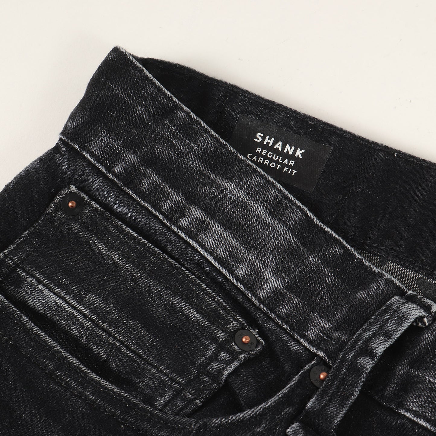 ウォッシュ加工 テーパード ストレッチ デニム パンツ (SHANK REGULAR CARROT FIT 01-16-05-11-043)