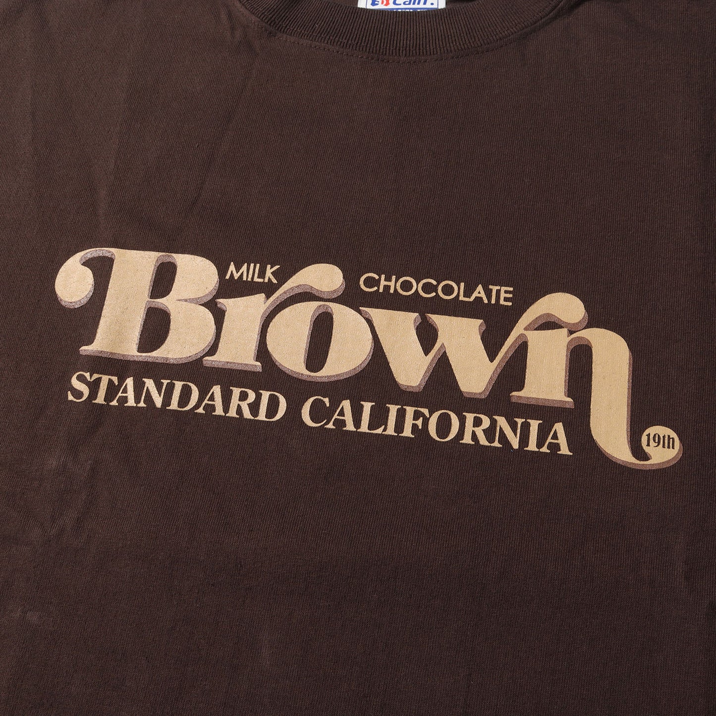 グラフィック ロゴ Tシャツ (SD 19TH ANNIV. BROWN CHOCOLATE T)