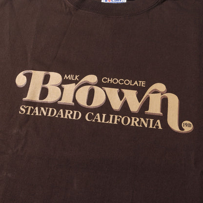 グラフィック ロゴ Tシャツ (SD 19TH ANNIV. BROWN CHOCOLATE T)