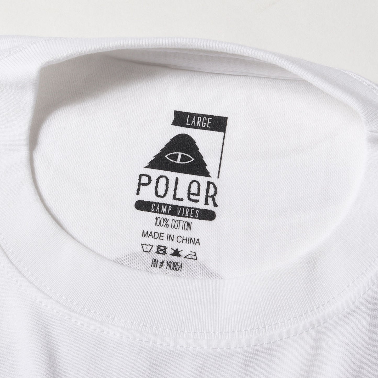 × POLeR OUTDOOR STUFF グラフィック ロゴ Tシャツ (SD × POLER LOGO T)