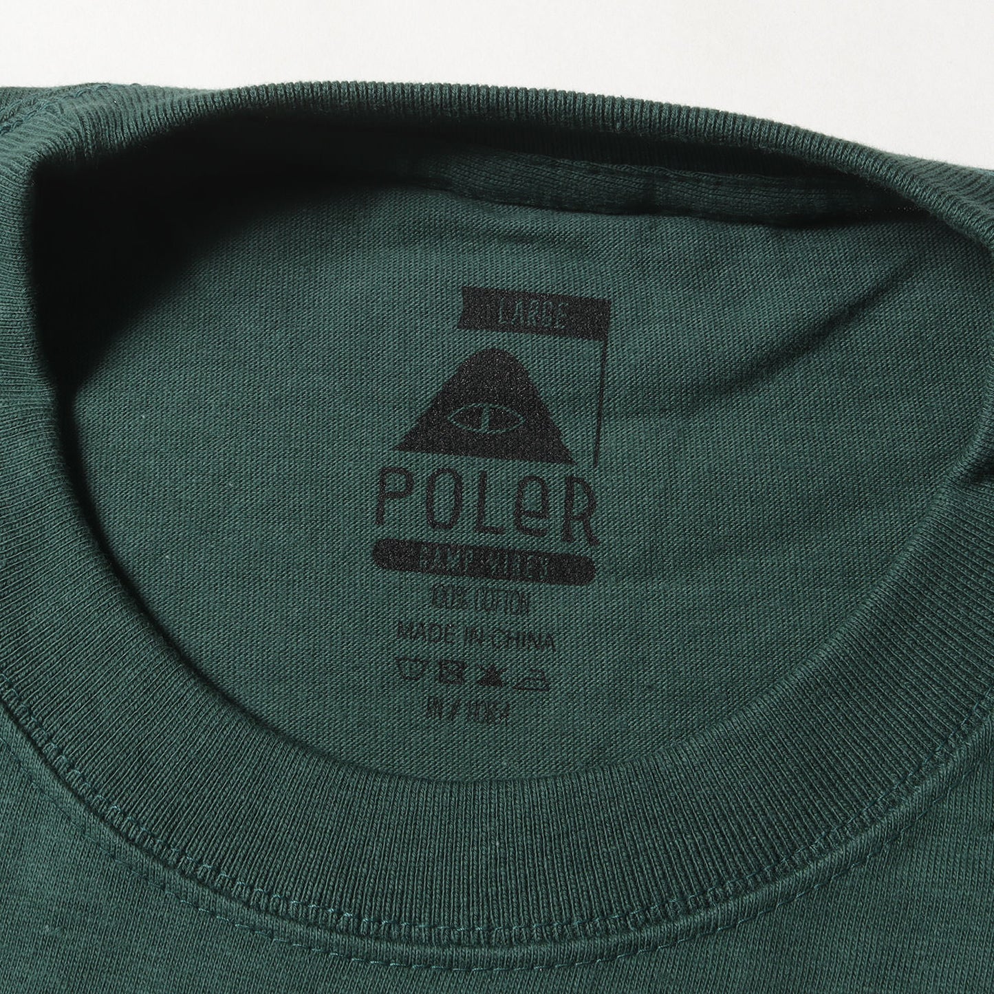 × POLeR OUTDOOR STUFF グラフィック ロゴ Tシャツ (SD × POLER LOGO T)