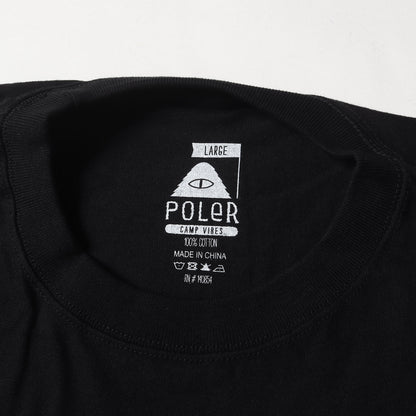 × POLeR OUTDOOR STUFF グラフィック ロゴ Tシャツ (SD × POLER LOGO T)