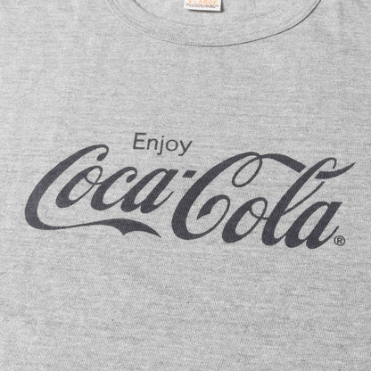 24SS × COCA COLA グラフィック ロゴ バインダーネック Tシャツ (COCA COLA × SD 88/12 LOGO T)