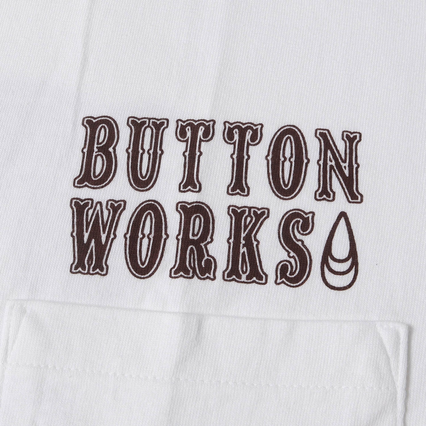24SS × BUTTON WORKS グラフィック ロゴ ポケット Tシャツ (BW × SD 30th ANNIV. LOGO T)