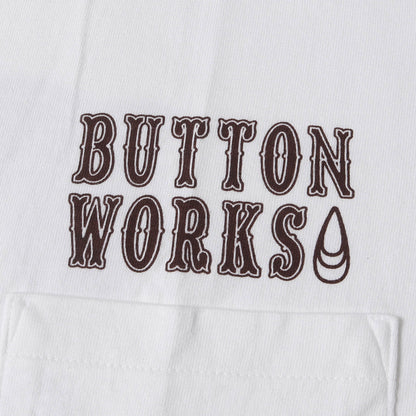 24SS × BUTTON WORKS グラフィック ロゴ ポケット Tシャツ (BW × SD 30th ANNIV. LOGO T)