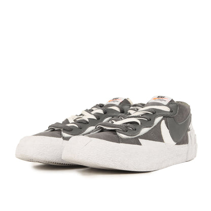 21SS × NIKE BLAZER LOW / SACAI IRON GREY (DD1877-002)