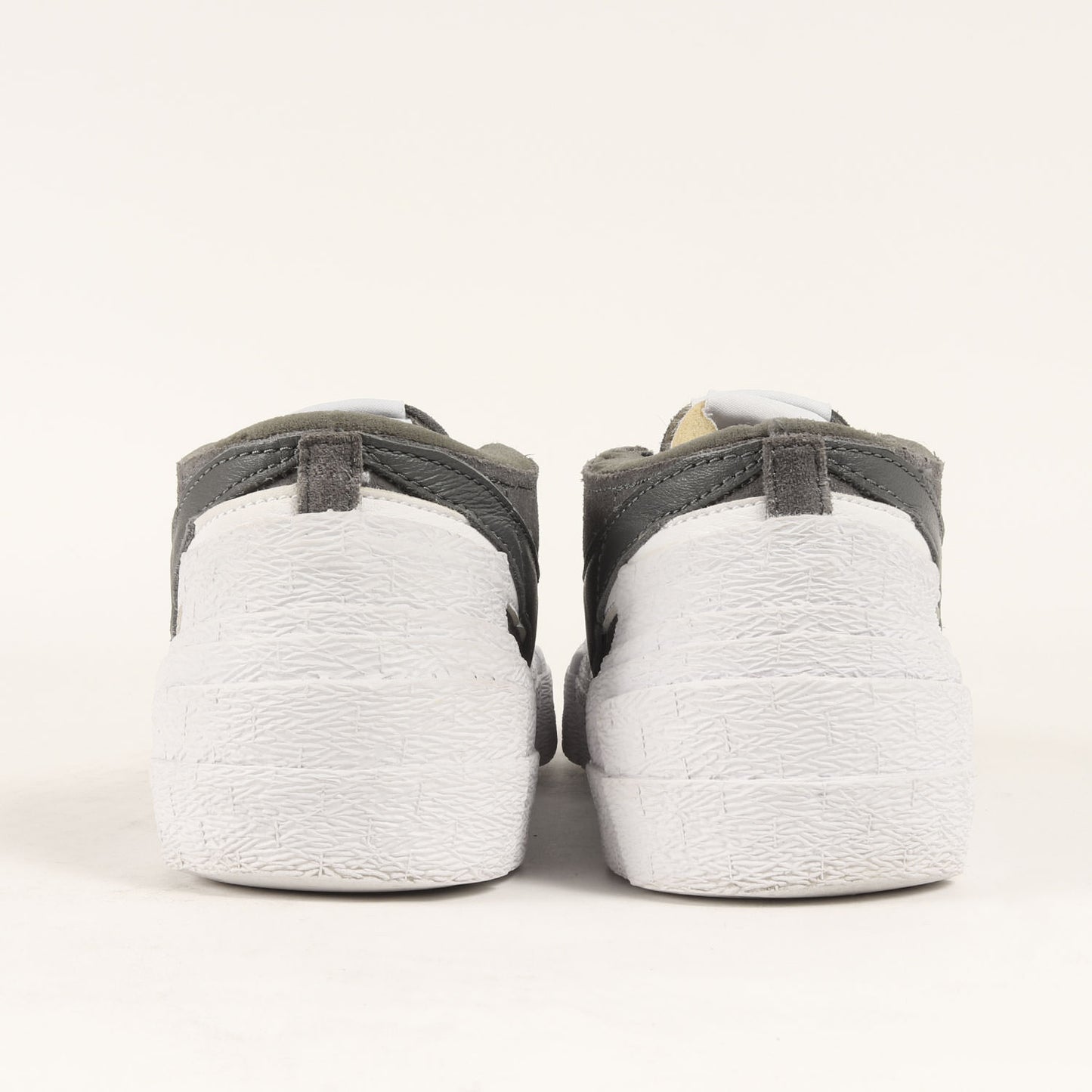 21SS × NIKE BLAZER LOW / SACAI IRON GREY (DD1877-002)
