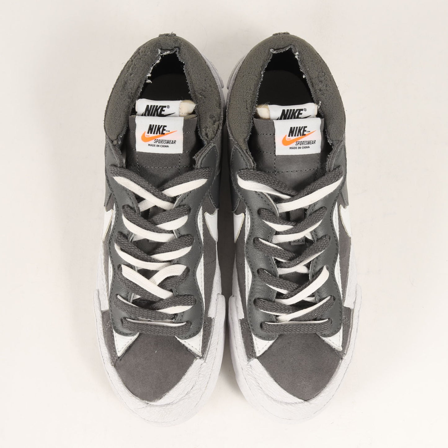 21SS × NIKE BLAZER LOW / SACAI IRON GREY (DD1877-002)