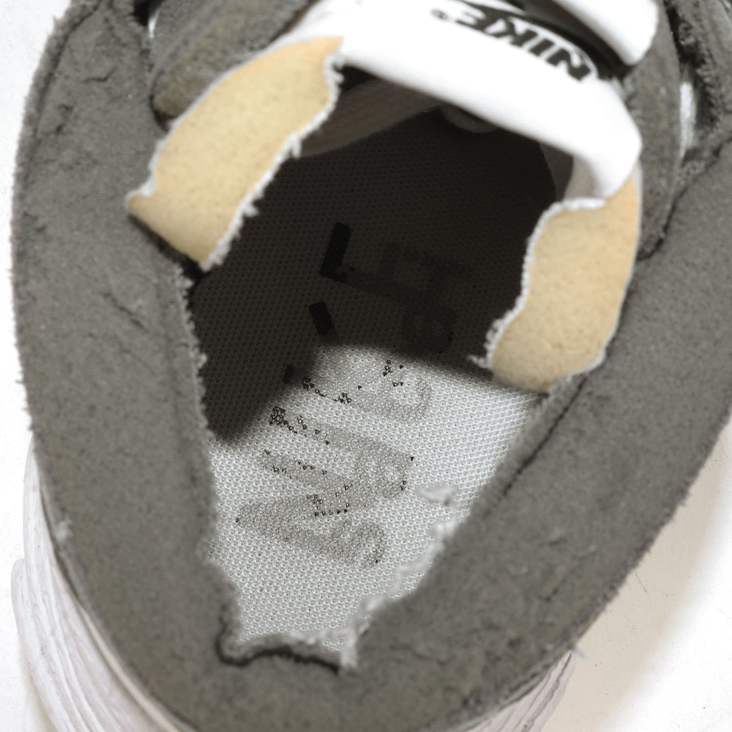 21SS × NIKE BLAZER LOW / SACAI IRON GREY (DD1877-002)