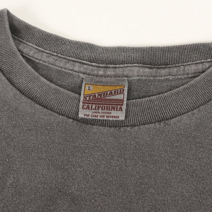 ピグメント ウォッシュ加工 ワンポイント ロゴ 刺繍 Tシャツ (SD NEW BOHEMIA SIGN LOGO T)
