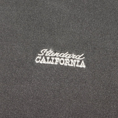 ピグメント ウォッシュ加工 ワンポイント ロゴ 刺繍 Tシャツ (SD NEW BOHEMIA SIGN LOGO T)