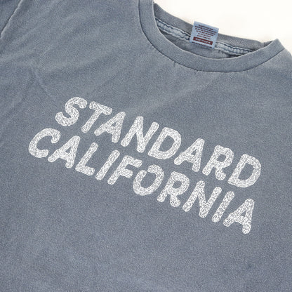 × Matthew Allen グラフィック アート ロゴ Tシャツ (Matthew Allen × SD Logo T)