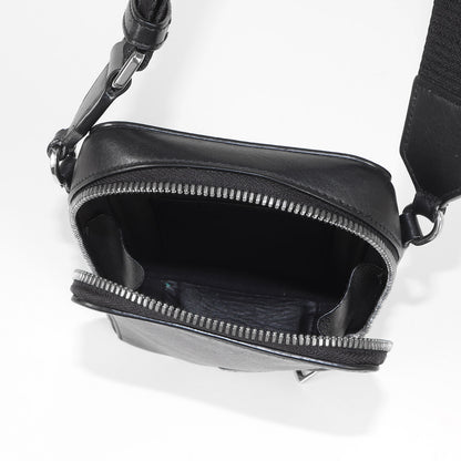 バーティカル クロスボディ ポケット サテンカーフレザー バッグ