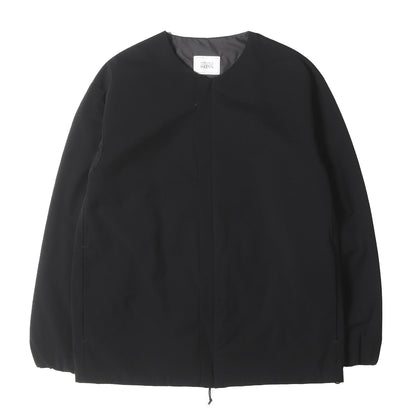 × 尾花大輔 ノーカラー ポリ ジャケット (DAISUKE OBANA PADDING CREW JACKET 5525-199-0592) / ＆SONS