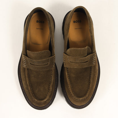近年モデル タンクソール スウェード コイン ローファー (Suede loafers with penny trim)