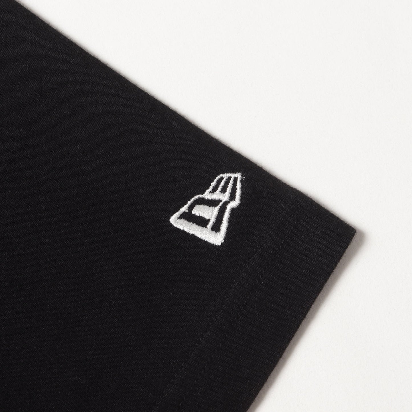 × NEW ERA 朝倉優佳 グラフィック シグネチャーロゴ 刺繍 Ｔシャツ (HN-T98-082)