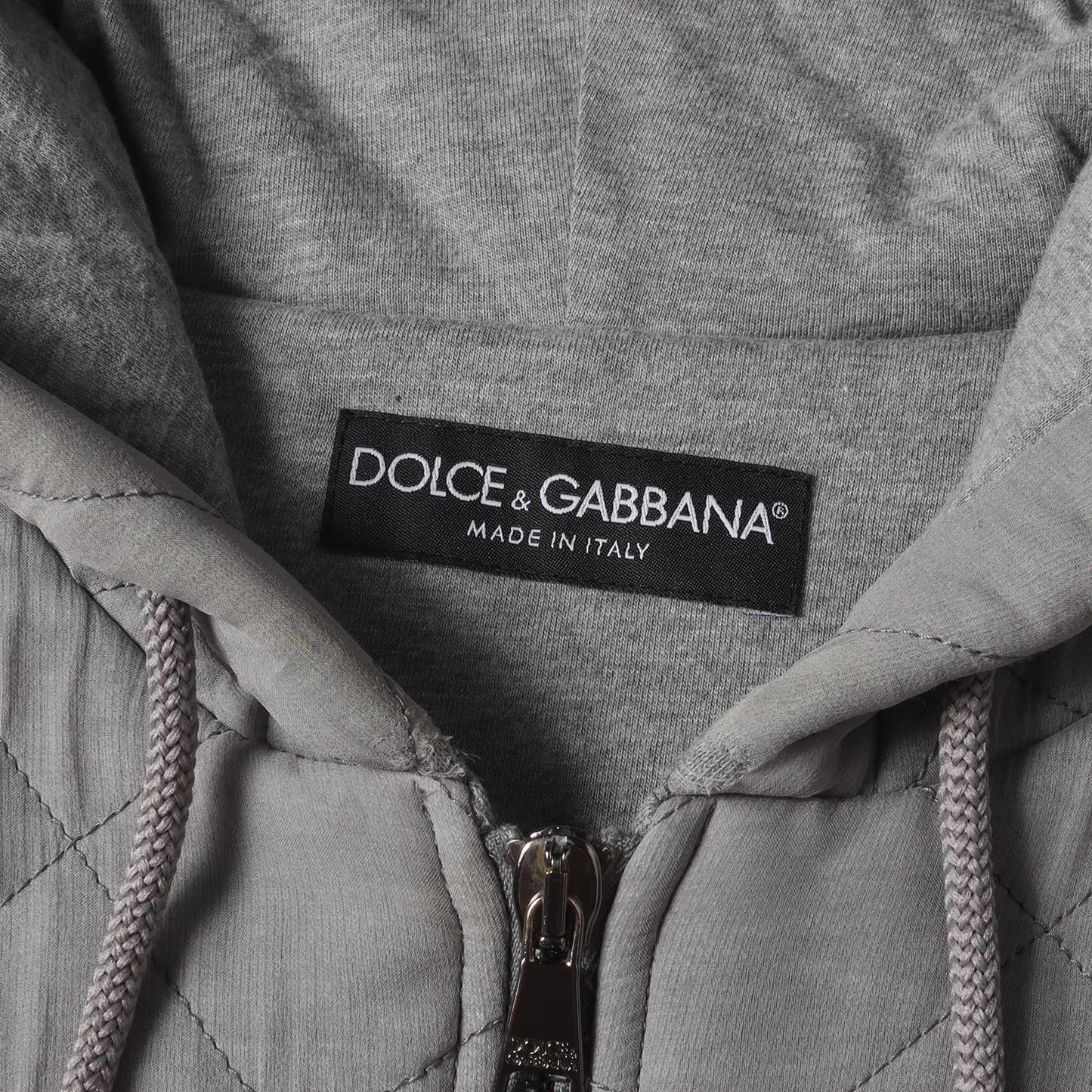 ロゴ プレート キルティング ジップ パーカー