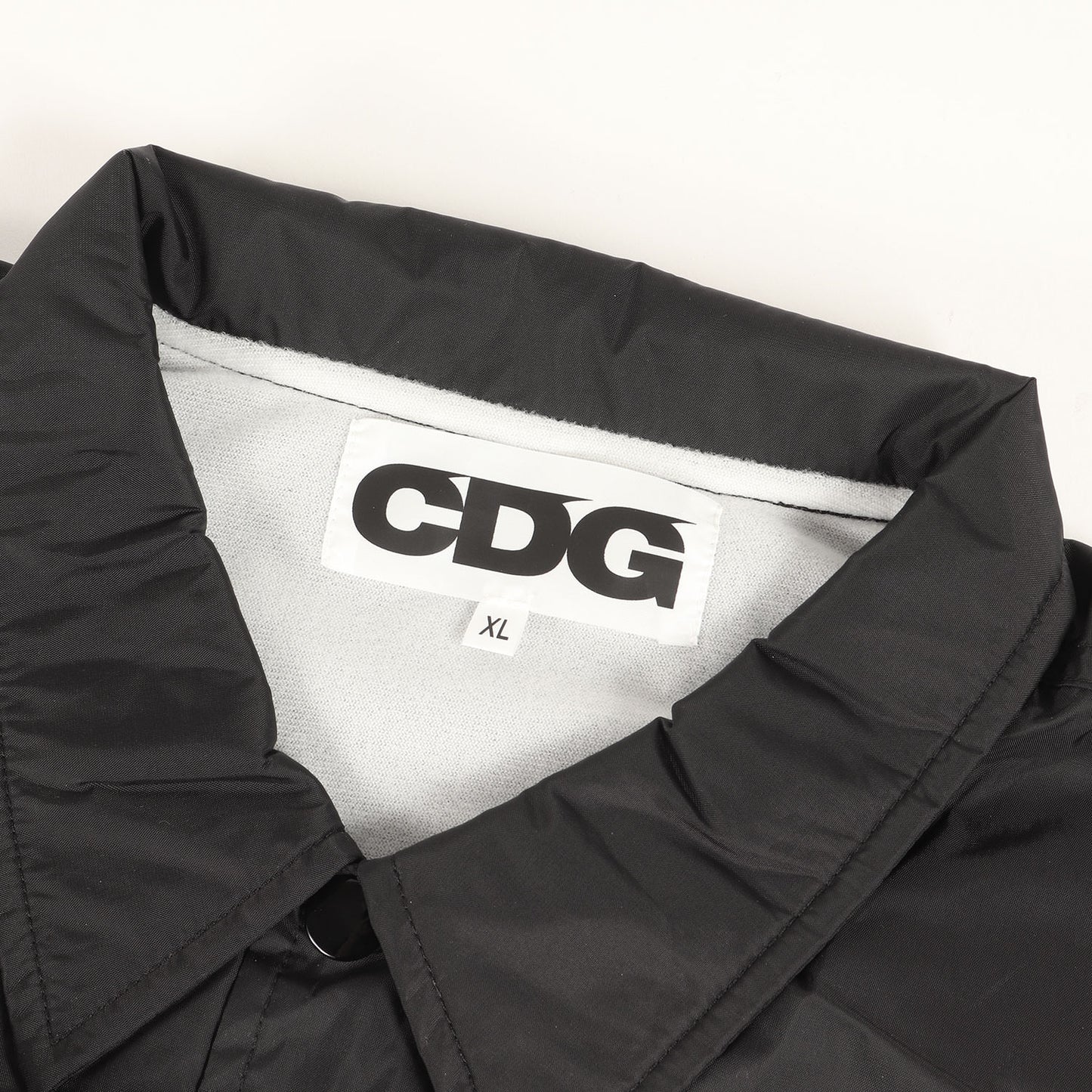 ワンポイント バック ロゴ ナイロン コーチジャケット (SZ-J029) / CDG AD2024