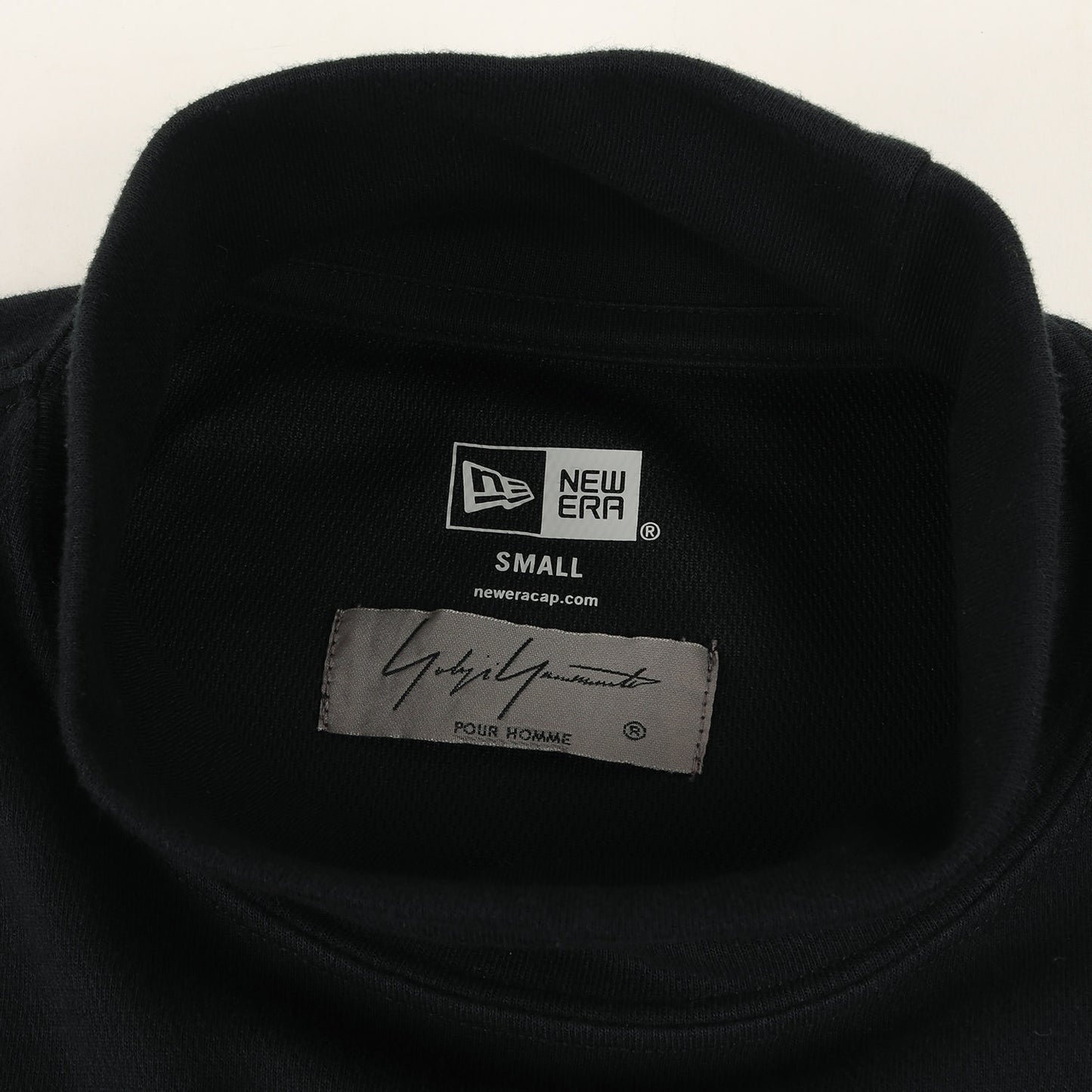 × NEW ERA バックネック ロゴ ハイネック 長袖 Tシャツ (NEW ERA HIGHNECK LS P TEE YY HR-T99-079) / POUR HOMME