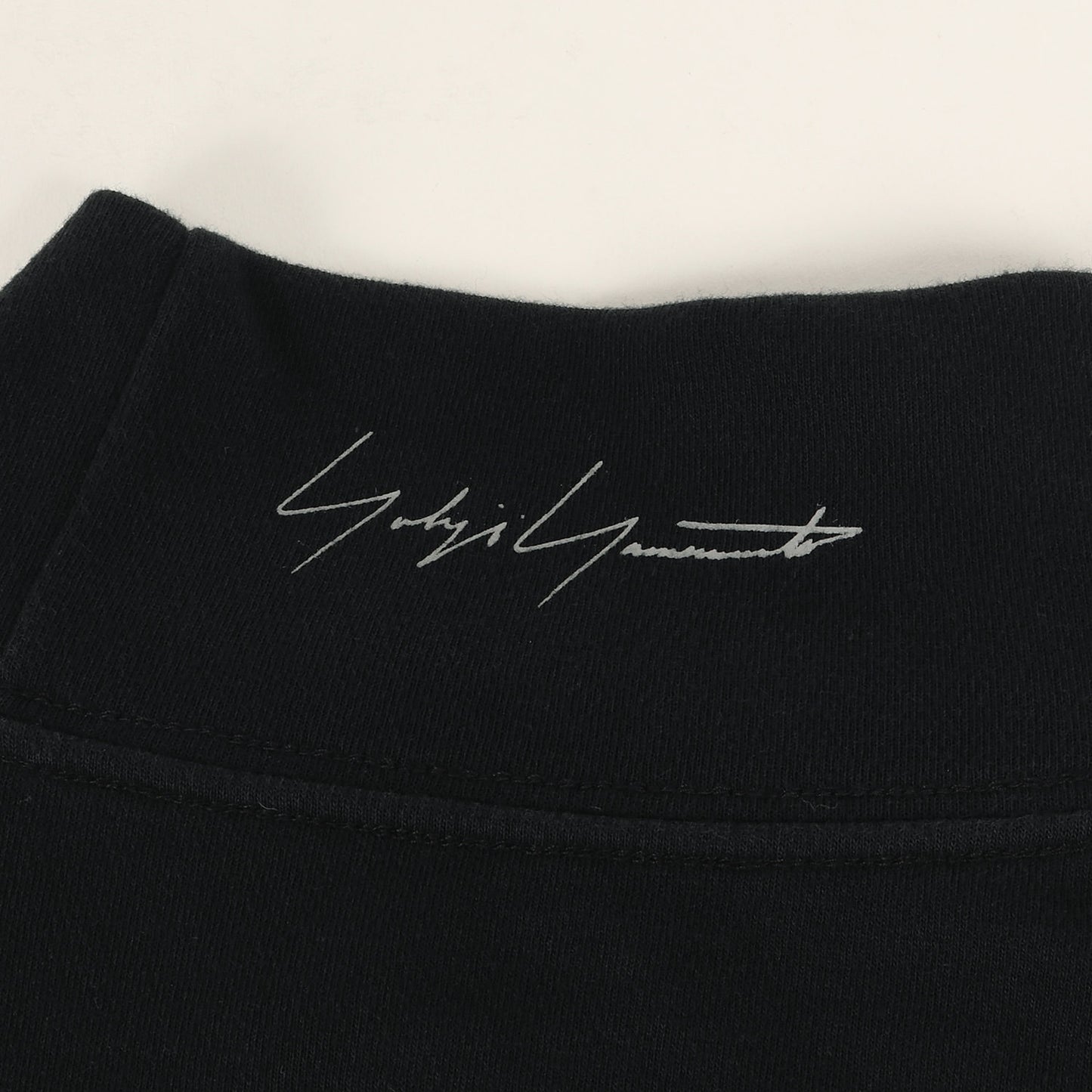 × NEW ERA バックネック ロゴ ハイネック 長袖 Tシャツ (NEW ERA HIGHNECK LS P TEE YY HR-T99-079) / POUR HOMME