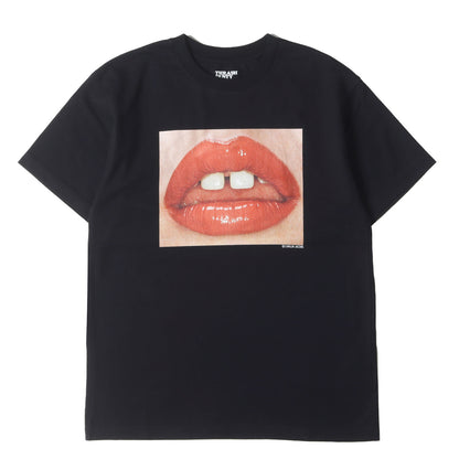 23AW × Stie-lo × Carlijn Jacobs フォトグラフィック Tシャツ (Carlijn Jacobs × Stie-lo Lips T-SH 23MND-STL008)