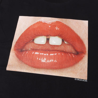23AW × Stie-lo × Carlijn Jacobs フォトグラフィック Tシャツ (Carlijn Jacobs × Stie-lo Lips T-SH 23MND-STL008)