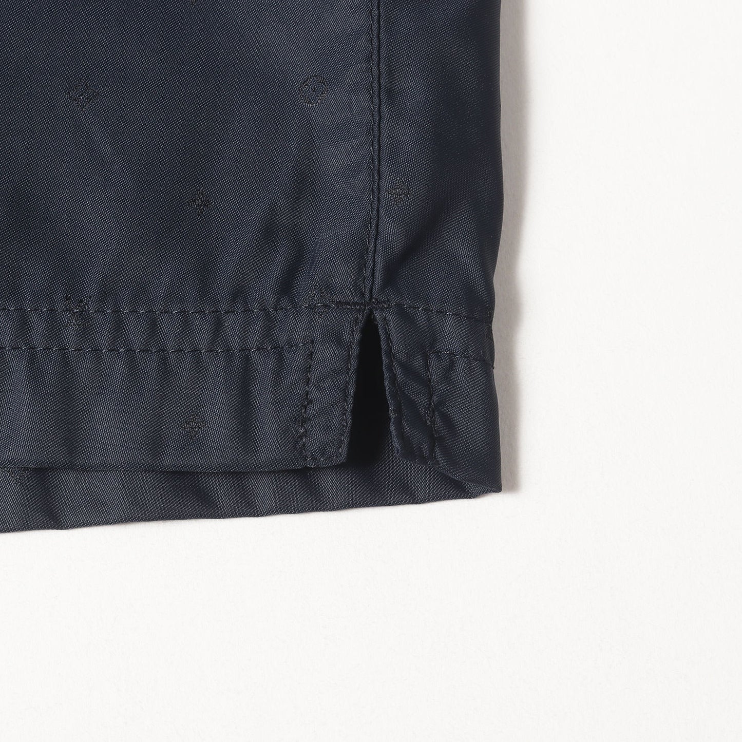 メッシュライナー付き シグネチャー モノグラム ナイロン ショート パンツ (H9W50WPUA)