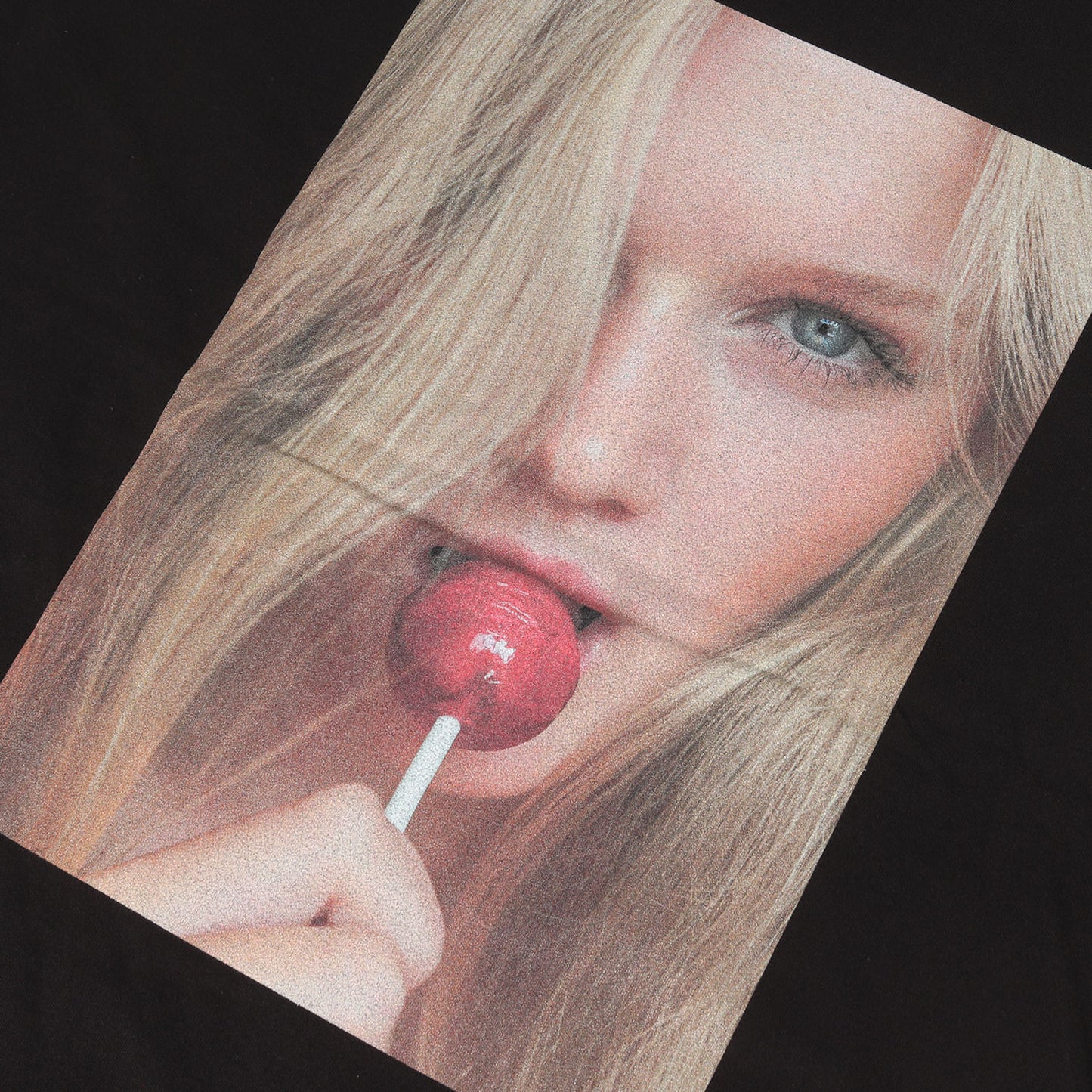 25SS × Stie-lo × MIKE DOWSON フォトグラフィック Tシャツ (MIKE DOWSON Naked Fashion Girls × Stie-lo Lollipop Crewneck T-SH 25MND-STL002)