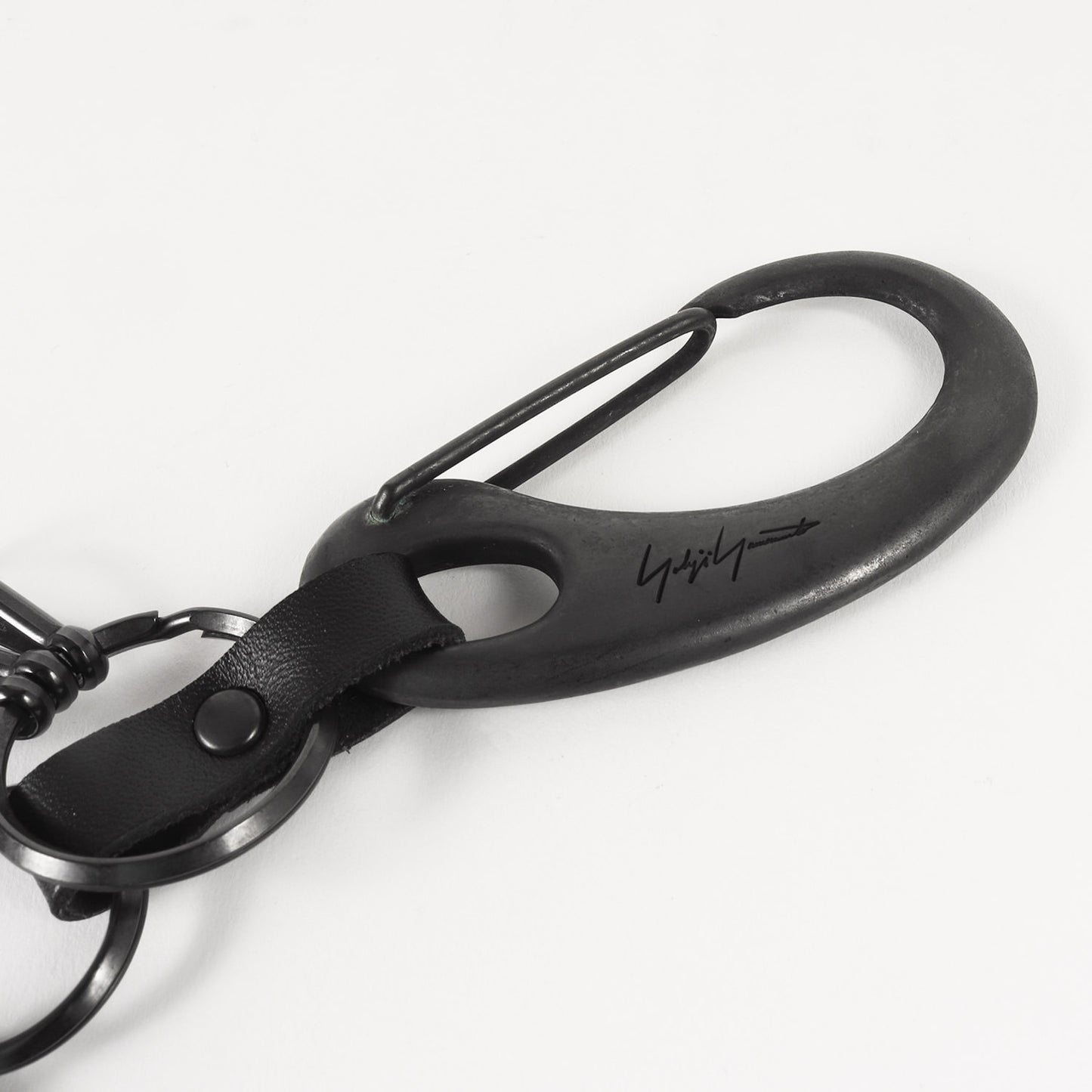 シグネチャー ロゴ カラビナ キーリング (METAL CARABINER HX-A27-964)