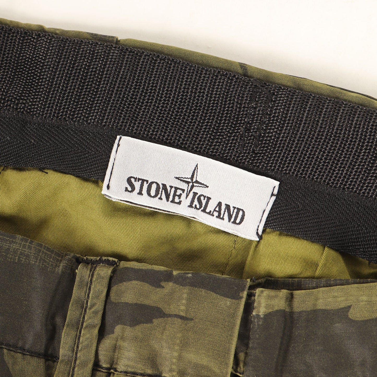 カモ バックポケット ロゴ 刺繍 テーパード トラウザー パンツ (Chamois Cotton Pants 621531034) / ボタンフライ