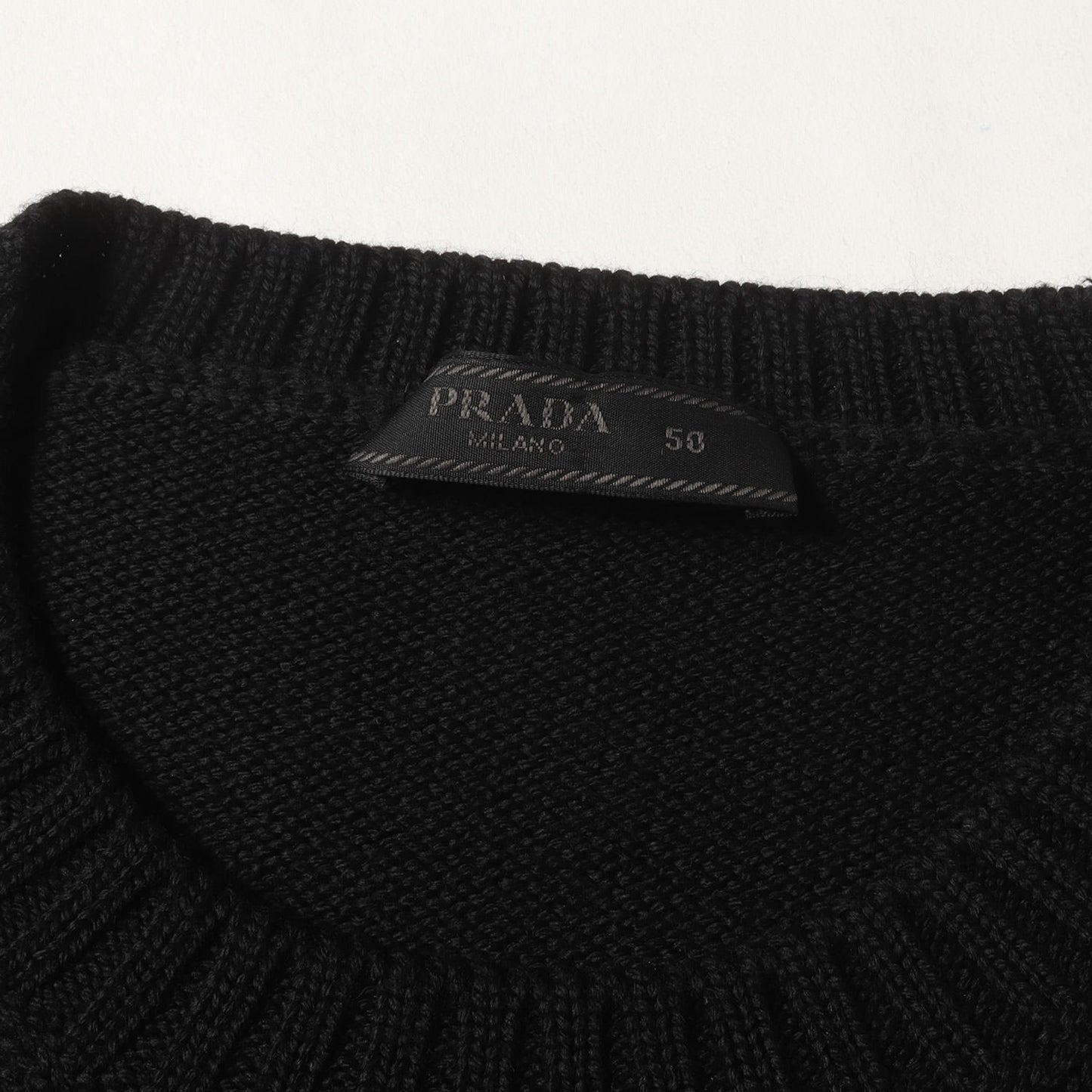 24AW トライアングル ロゴ プレート ニット セーター (UMB049 1W4X)