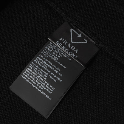 24AW トライアングル ロゴ プレート ニット セーター (UMB049 1W4X)