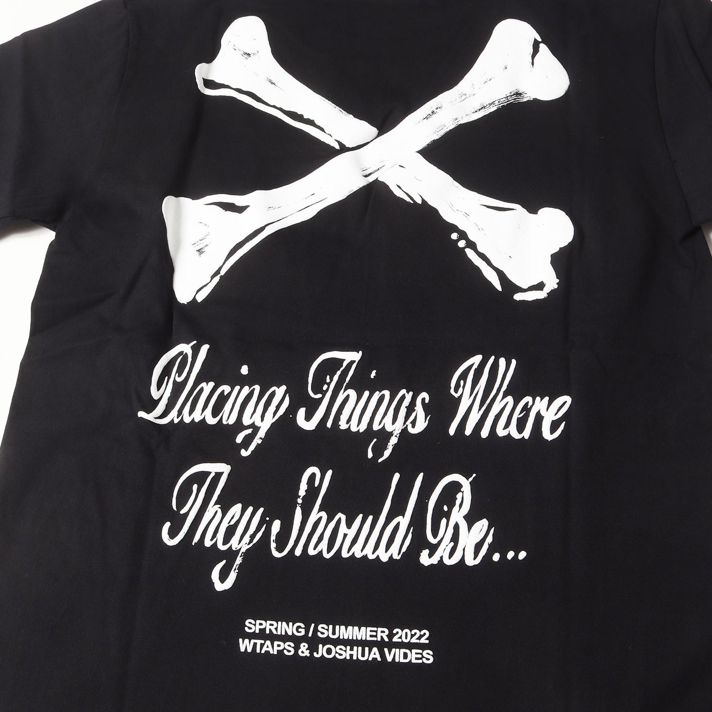 × Joshua Vides グラフィック ロゴ Tシャツ (Commercial Break Sai TEE 221PC09D-ST01S)