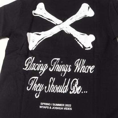 × Joshua Vides グラフィック ロゴ Tシャツ (Commercial Break Sai TEE 221PC09D-ST01S)