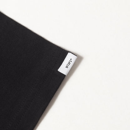 × Joshua Vides グラフィック ロゴ Tシャツ (Commercial Break Sai TEE 221PC09D-ST01S)