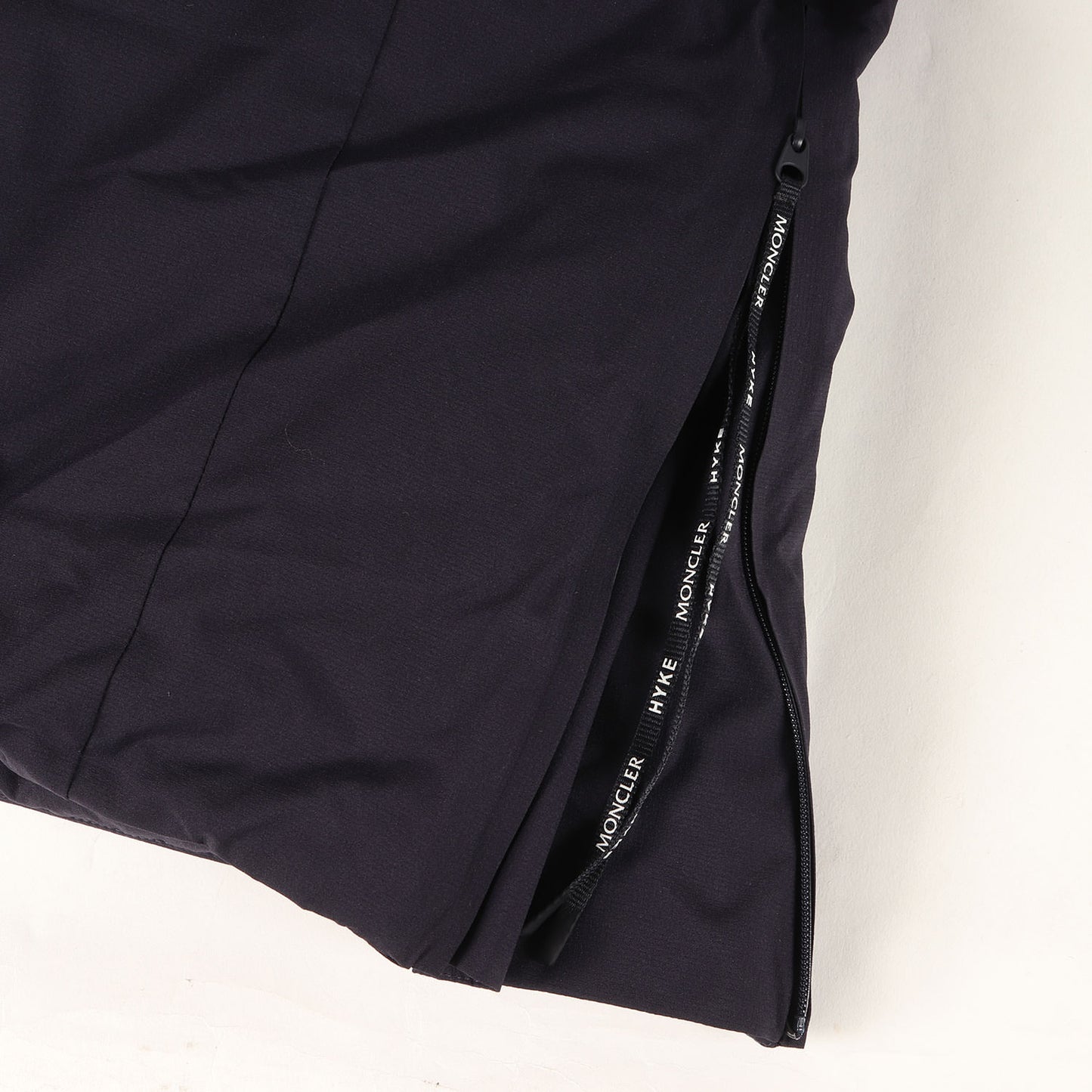 21AW × HYKE ノーカラー ダウンコート (MUVERAN GIUBBOTTO G209K1C00002 M1192) / GORE-TEX
