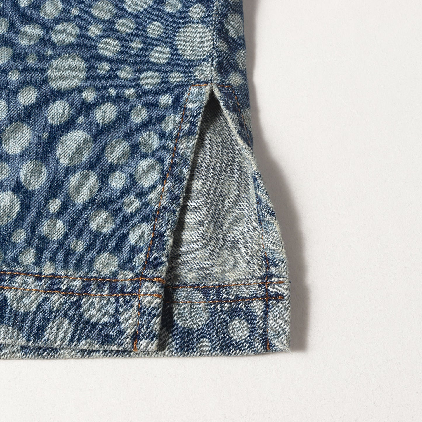 23AW × yayoi kusama シグネチャー ロゴ インフィニティドット デニム 半袖 シャツ (RM232H YN4 HOS33W)