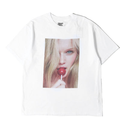 25SS × Stie-lo × MIKE DOWSON フォトグラフィック Tシャツ (MIKE DOWSON Naked Fashion Girls × Stie-lo Lollipop Crewneck T-SH 25MND-STL002)
