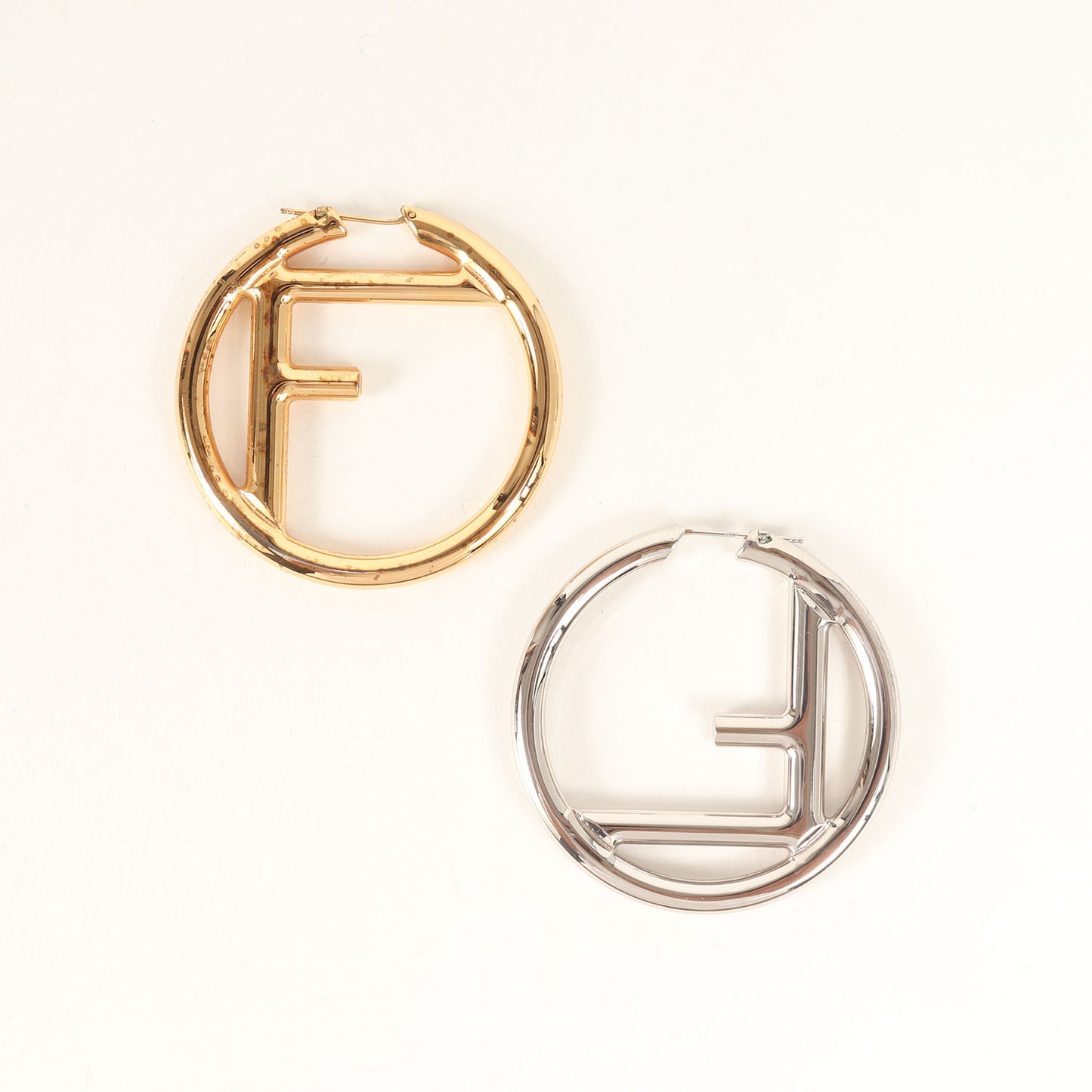 アシンメトリー エフイズ フープ ピアス / 両耳用