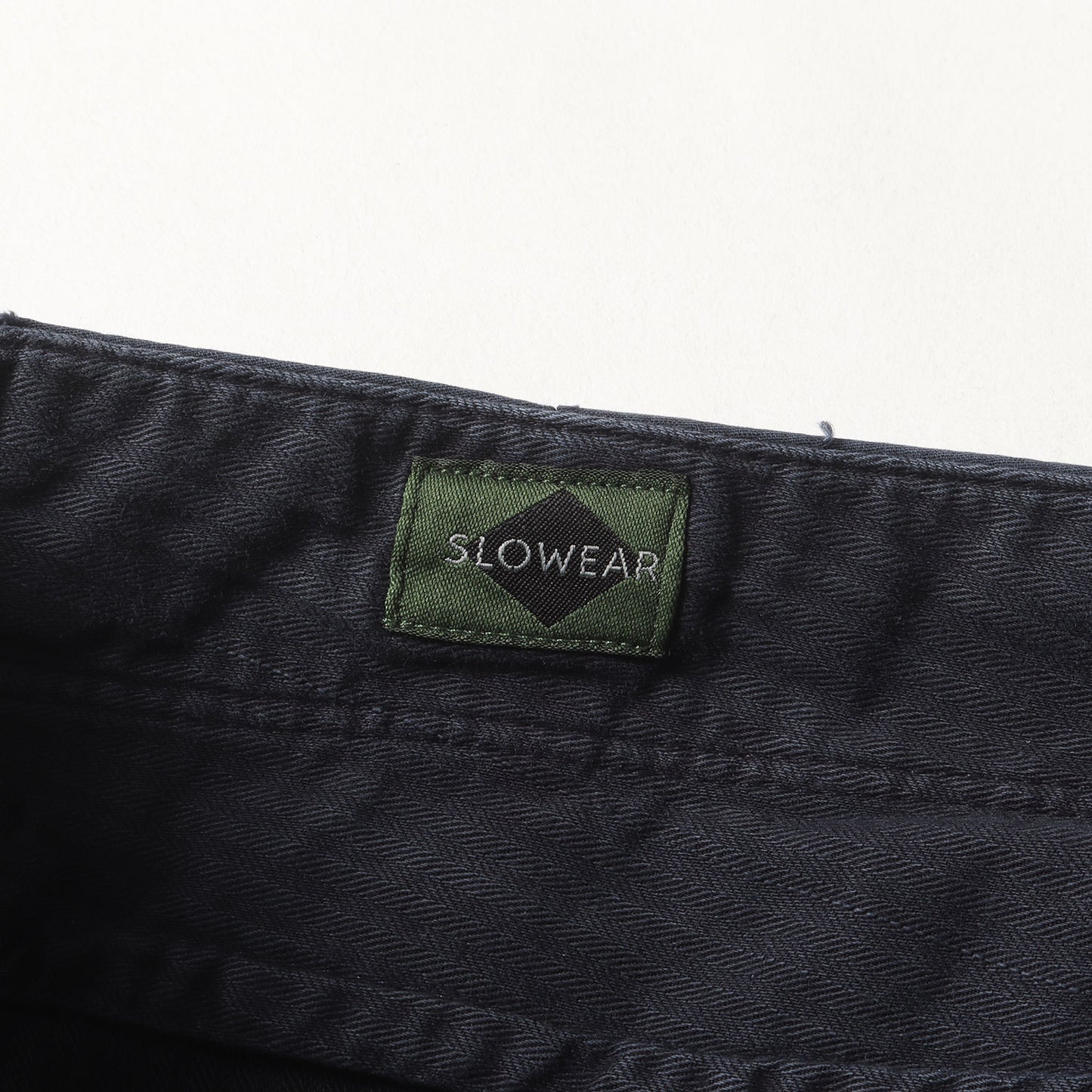 近年モデル ワンタック ガーメントダイ ストレッチ サマーサテン テーパード スラックス パンツ (10X174 90871) / TAPERED FIT