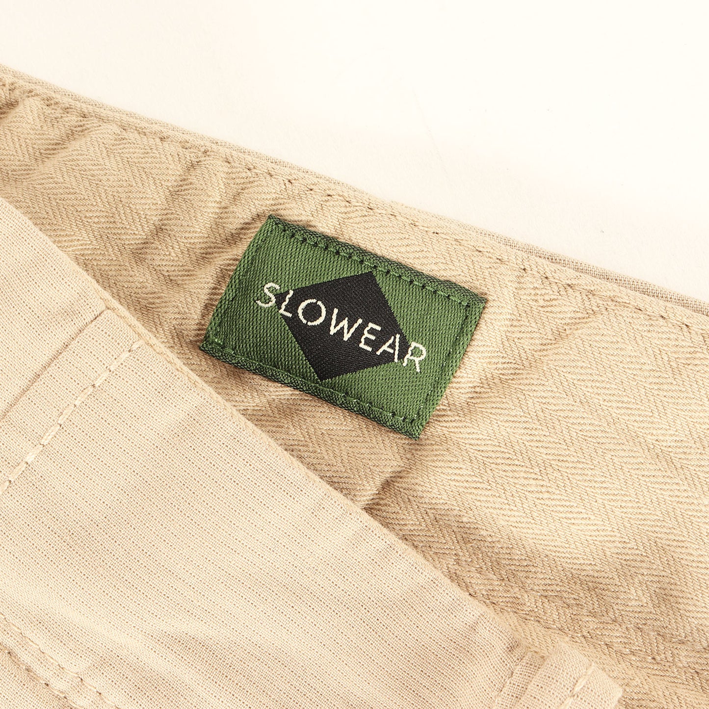 近年モデル ワンタック ガーメントダイ ストレッチ サマーサテン テーパード スラックス パンツ (10X174 90871) / TAPERED FIT