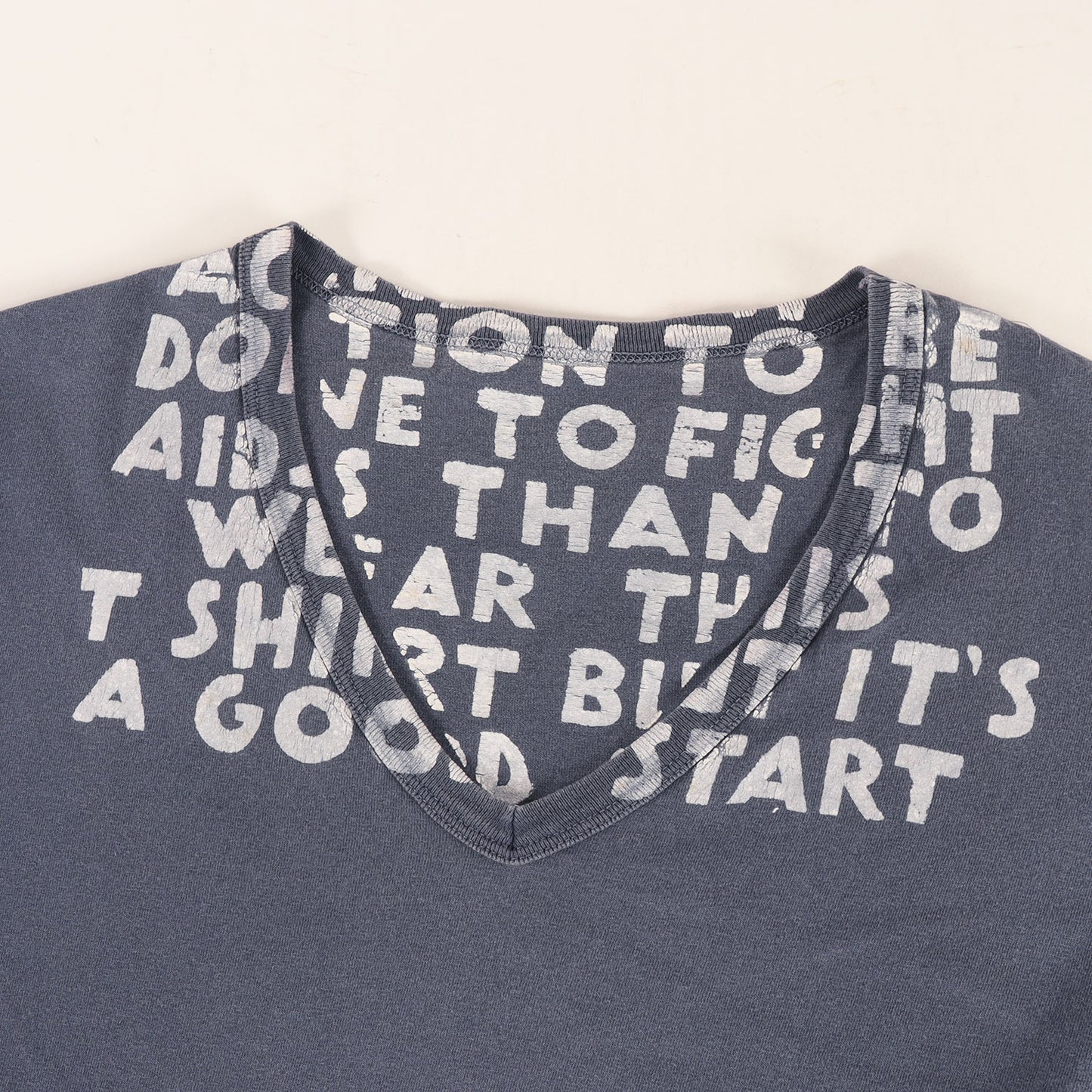 Vネック エイズ Tシャツ (AIDS T-SHIRT)
