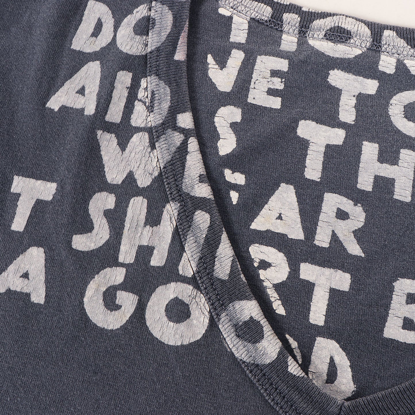 Vネック エイズ Tシャツ (AIDS T-SHIRT)