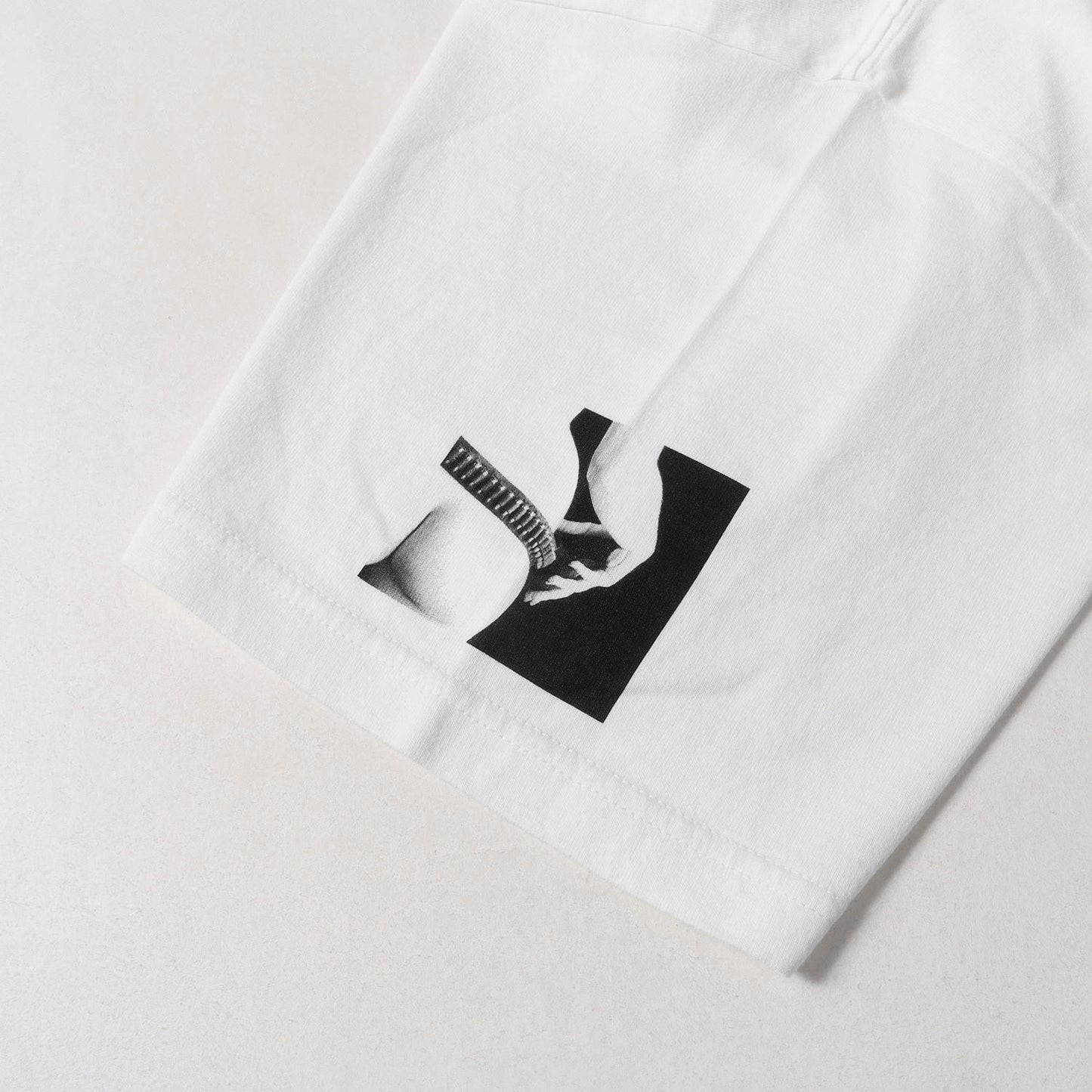 25AW × Stie-lo × Sam Haskins カウボーイ･ケイト フォトグラフィック Tシャツ (Sam Haskins × Stie-lo kate Tee)