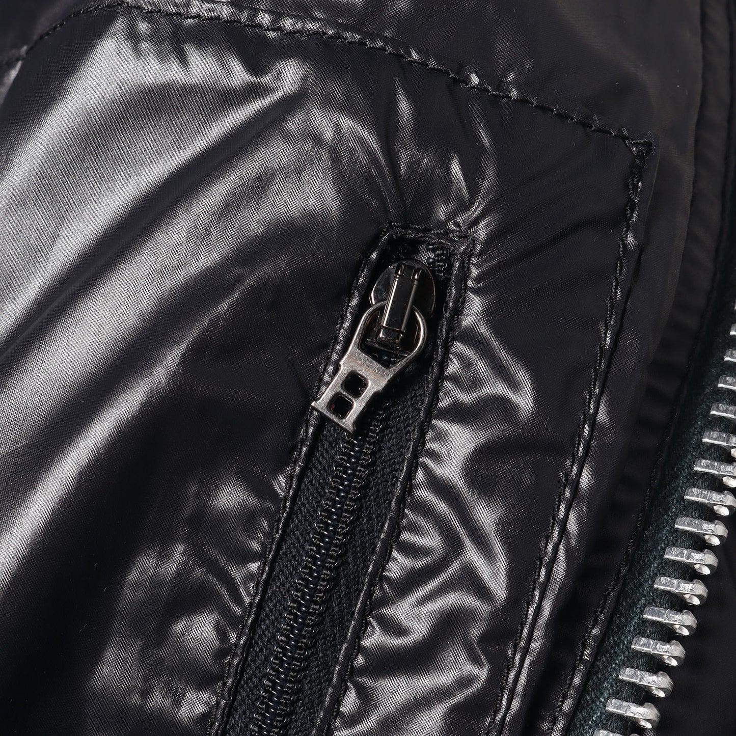 ファーフード付き ハイネック シャイニー ナイロン ダウンジャケット (ABARI)