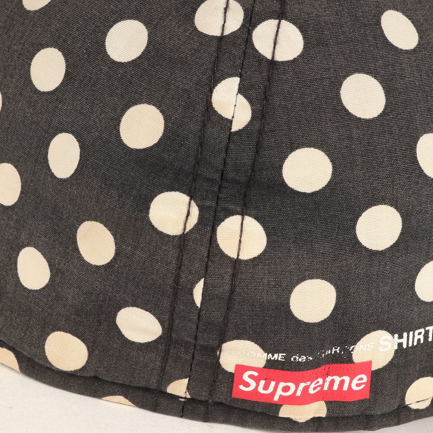 × COMME des GARCONS SHIRTS × NEW ERA BOXロゴ ストライプ ベースボール キャップ