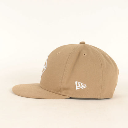 × NEW ERA 9FIFTY ロゴ エンブレム 刺繍 ベースボール キャップ (NEW ERA EMBLEM 9FIFTY SNAP BACK CAP)